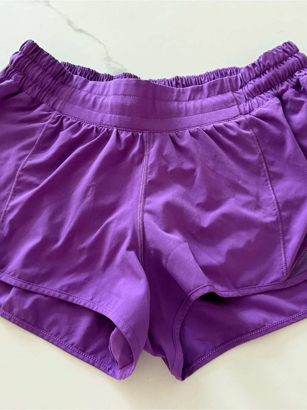 lululemon athletica shorts 2.5 inch hotty hot